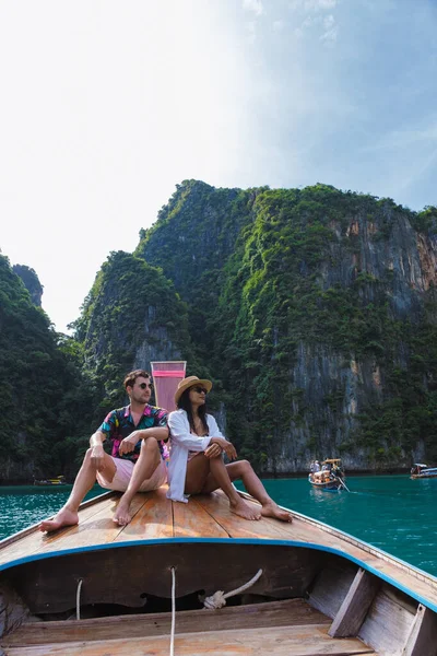 Пара Перед Лодкой Longtail Лагуне Пхи Пхи Phi Phi Thailand — стоковое фото