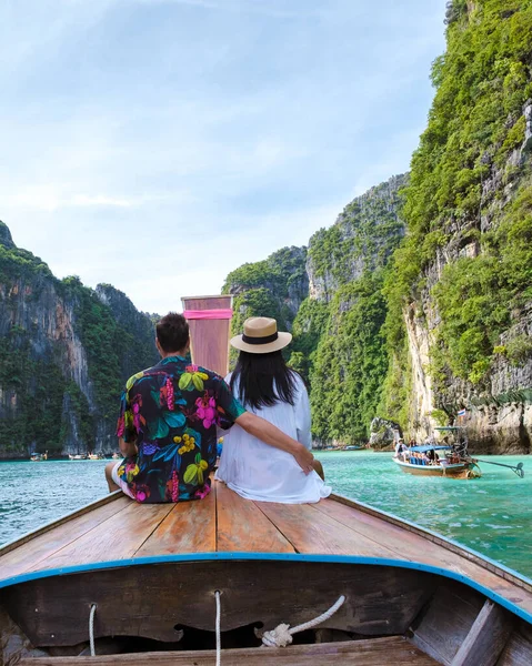 タイのピピ島のラグーンにあるロングテールボートのカップルの男性と女性 ピラゴンタイ — ストック写真