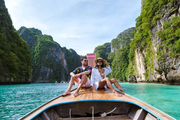 Couple Men Women Longtail Boat Lagoon Koh Phi Phi Thailand — Stock Photo, Image