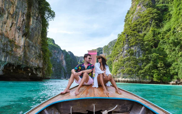 Thaimaalainen Nainen Valkoihoinen Mies Longtailveneen Edessä Koh Phi Phi Thaimaan — kuvapankkivalokuva