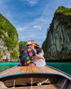 Koh Phi Tayland 'ın göl kenarındaki uzun kuyruklu teknenin önünde bir çift kadın ve erkek. Pileh Gölü Tayland Koh Phi Phi