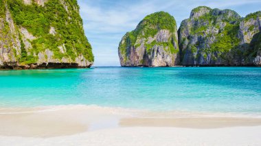 Maya Körfezi plajı Koh Phi Phi Tayland Sabahları turkuaz renkli okyanusla.