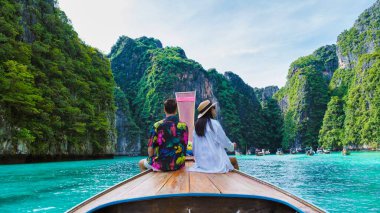 Koh Phi Phi Tayland 'ın göl kenarındaki uzun kuyruklu teknenin önündeki çift. Pileh Gölü Tayland Koh Phi Phi