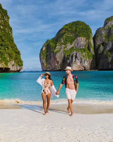 Thailändische Frauen Und Kaukasische Männer Strand Der Maya Bay Auf — Stockfoto