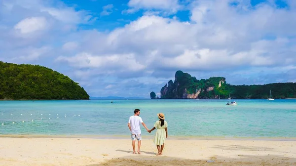남자와 여자가 햇살을 받으며 해변을 — 스톡 사진