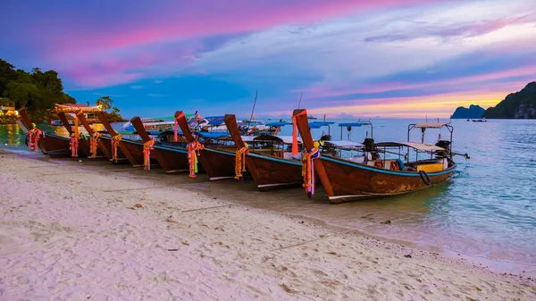 夕日の間 ピピ島のビーチで日没時のロングテールボート Don Thailand — ストック写真