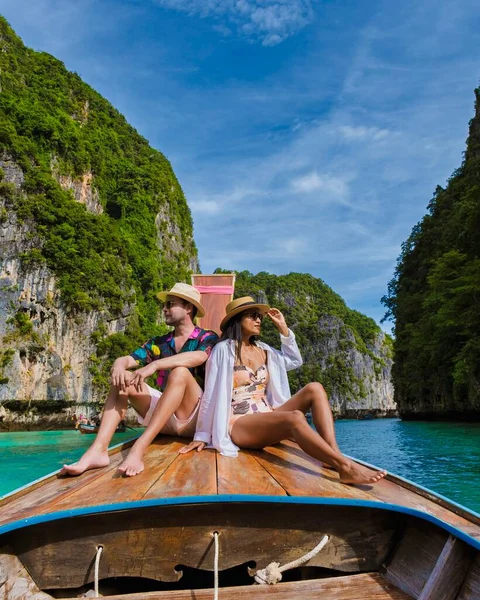 Pareja Frente Del Barco Longtail Laguna Koh Phi Phi Tailandia — Foto de Stock