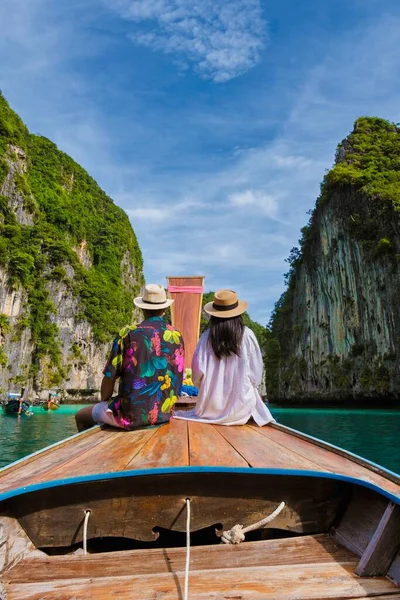 Par Foran Longtail Båd Lagunen Koh Phi Phi Thailand Pileh - Stock-foto