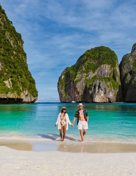 当天早上 身穿深色西服的泰籍女子和白种人男子在泰国Koh Phi Phi海滩的玛雅湾海滩上 与草屋色的大海一起短距离游泳 — 图库照片