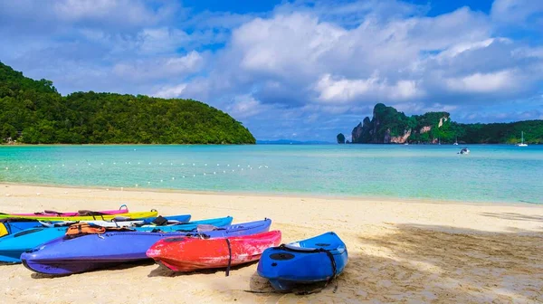 Пхи Пхи Phi Phi Island Thailand Красочные Каяки Пляже Пхи — стоковое фото