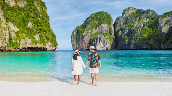 Thailandske Kvinder Kaukasiske Mænd Med Hat Gåtur Stranden Maya Bay - Stock-foto
