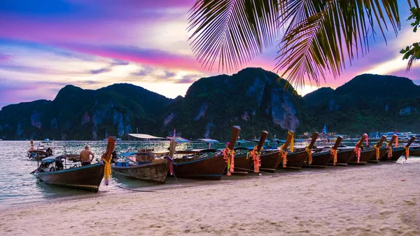 Bateaux Queue Longue Pendant Coucher Soleil Sur Plage Koh Phi — Photo