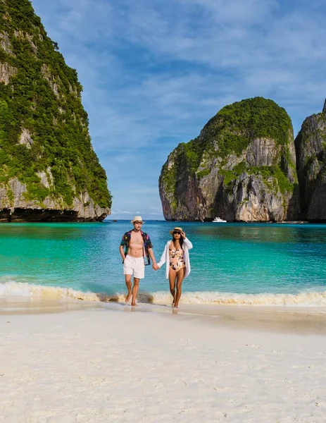 Donne Thailandesi Uomini Caucasici Camminano Sulla Spiaggia Guardando Telecamera Spiaggia — Foto Stock