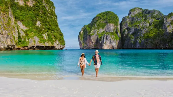 Thai Women Caucasian Men Walk Beach — Stock Photo, Image
