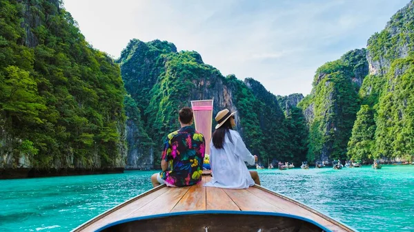 Pareja Frente Del Barco Longtail Laguna Koh Phi Phi Tailandia — Foto de Stock