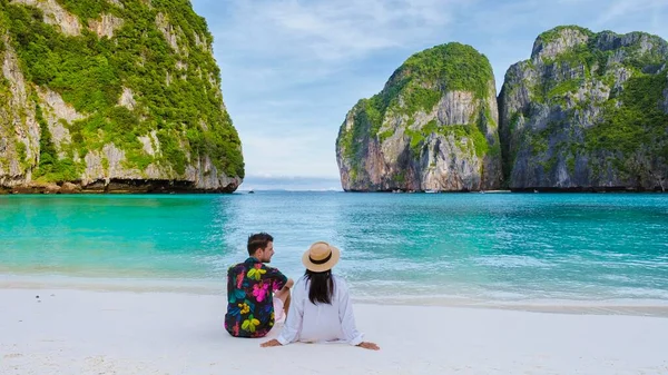 Thailandske Kaukasiske Menn Med Hattevandring Stranden Ved Maya Bay Strand – stockfoto