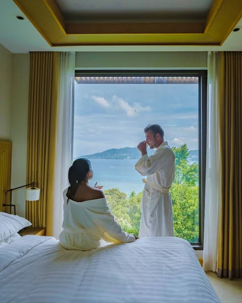 Paar Mannen Vrouwen Wakker Hotelkamer Met Koffie Uitzicht Oceaan — Stockfoto