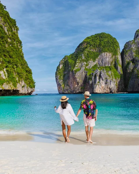 Couple Walking Beach Maya Bay Beach Koh Phi Phi Thailand — Stock Photo, Image