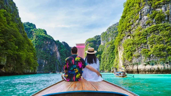 Couple Front Longtail Boat Lagoon Koh Phi Phi Thailand Vacation — Stock Photo, Image