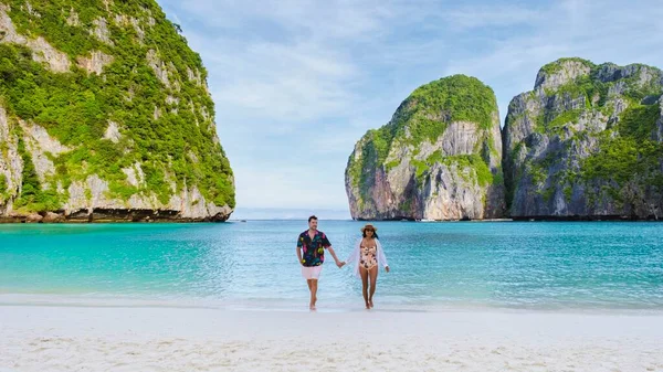 泰国妇女和高加索男子在马雅湾海滩上散步 今天早上 泰国Koh Phi Phi海滩上 绿松石色的大海映衬着她们 — 图库照片