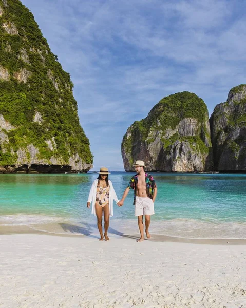Тайские Женщины Кавказские Мужчины Прогуливаются Пляжу Залива Майя Maya Bay — стоковое фото