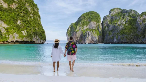 Thailändische Frauen Und Kaukasische Männer Spazieren Morgens Strand Der Maya — Stockfoto