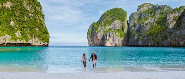 タイ人女性と白人男性がビーチを歩く — ストック写真