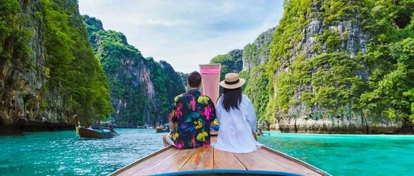 Koh Phi Tayland 'ın göl kenarındaki uzun kuyruklu teknenin önünde bir çift kadın ve erkek. Pileh Gölü Tayland Koh Phi Phi