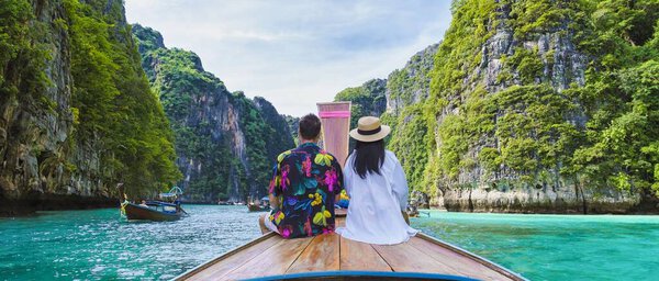 Pareja Hombres Mujeres Frente Barco Longtail Laguna Koh Phi Phi — Foto de Stock