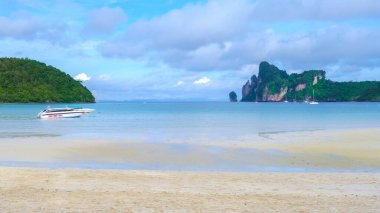 Sabahları Loh Dalum Sahili 'ndeki Asyalı kadınlar Koh Phi Phi Don, Koh Phi Adası Tayland. 