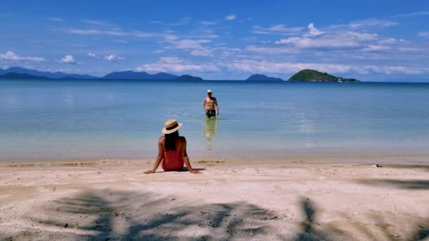 Mężczyźni Szortach Kąpielowych Kobiety Złych Garniturach Relaksujący Się Tropikalnej Plaży — Wideo stockowe