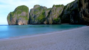 Maya Körfezi plajı Koh Phi Phi Tayland plajı sabahın erken saatlerinde plajda turist olmadan bomboş.