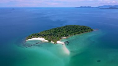 Koh Kham Trat Tayland. Koh Mak ile Koh Chang arasında küçük bir ada. Tropik adanın havadan görünüşü. 