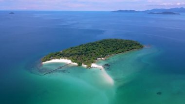 Koh Kham Trat Tayland. Koh Mak ile Koh Chang arasında küçük bir ada. Tropik adanın havadan görünüşü. 