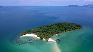 Koh Kham Trat Tayland. Koh Mak ile Koh Chang arasında küçük bir ada. Tropik adanın havadan görünüşü. 
