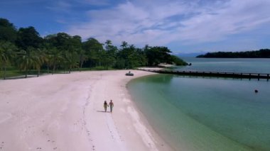 Tayland, Koh Kham Adası Trat Koh Mak Tayland 'daki tropikal bir adada bir çift kadın ve erkek.