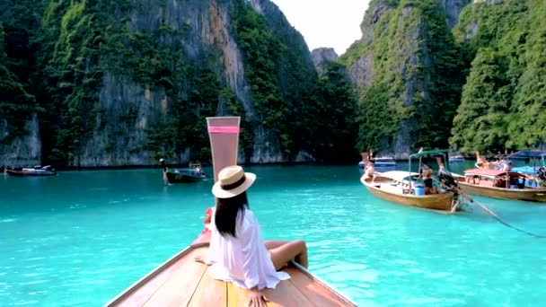 在泰国Koh Phi Pi的Pileh Lagoon带着绿色翡翠海 在长尾船前面戴帽子的妇女 — 图库视频影像