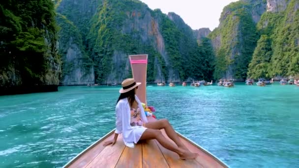 Mujeres Tailandesas Frente Bote Cola Larga Laguna Pileh Con Océano — Vídeo de stock