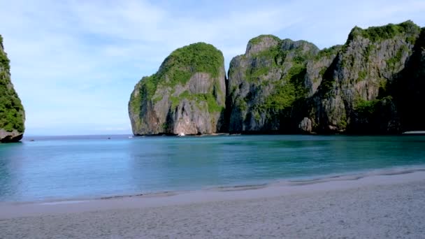 マヤベイビーチ タイ早朝の空のマヤビーチビーチビーチに観光客はいません — ストック動画