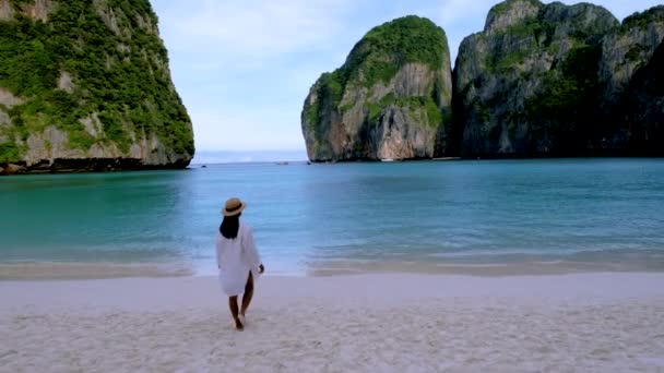 帽子をかぶったタイ人女性がマヤベイのピピ タイのビーチを歩くタイの有名なビーチ — ストック動画