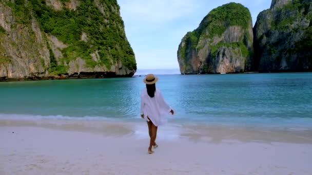 Thailändska Kvinnor Med Hatt Promenader Stranden Koh Phi Phi Thailand — Stockvideo