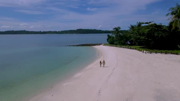 Pasangan Pria Dan Wanita Sebuah Pulau Tropis Thailand Pulau Koh — Stok Video