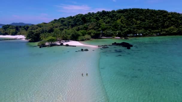 位于泰国一个热带岛屿上的Koh Kham Island Trat Koh Mak的一对男女情侣的无人机图像 热带海滩 有白沙 有棕榈树 — 图库视频影像