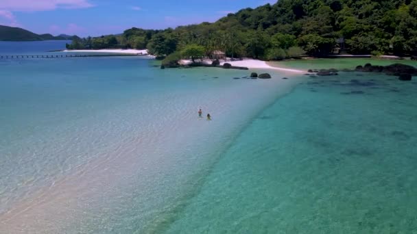 在泰国的一个热带岛屿上 Koh Kham岛Trat Koh Mak 一对男女情侣 热带海滩 有白沙 有棕榈树 — 图库视频影像