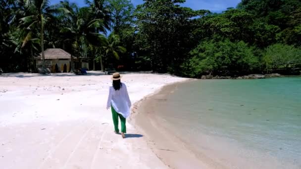 Thailändische Frauen Spazieren Einem Tropischen Strand Mit Palmen Auf Der — Stockvideo