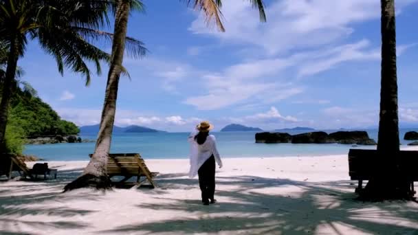 Asiatiska Thailändska Kvinnor Promenader Tropisk Strand Med Palmer Koh Kham — Stockvideo