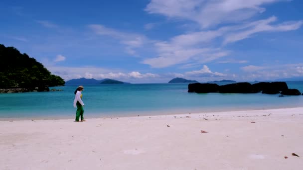 Asiatiska Thailändska Kvinnor Går Vit Tropisk Strand Med Palmer Koh — Stockvideo