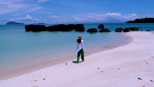 Asiatische Thailändische Frauen Einem Weißen Tropischen Strand Mit Palmen Auf — Stockvideo