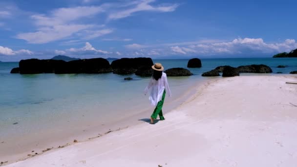 Азійські Тайки Ходять Білому Тропічному Пляжі Пальмами Острові Кох Кхам — стокове відео