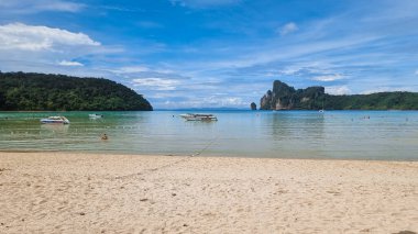 Koh Phi Phi Tayland Kasım 2022, Koh Phi Don sahilinde uzun kuyruklu tekneler. 